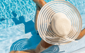 Nemocnice Ostrov - aktuality - Umění odpočinku: Jak proměnit prázdniny v účinný lék na duši? 🌞🌊⛱️