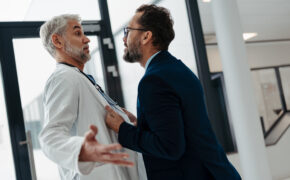 Nemocnice Ostrov - aktuality - Efektivní postupy při zvládání náročného či agresivního pacienta