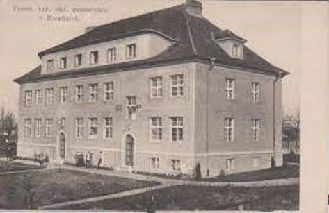 První městská nemocnice byla postavena v r. 1875 a její budova byla zbourána v 80. letech 20. stol. při stavbě OD Říp.