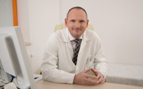 Nemocnice Vršovice - aktuality - „Velký potenciál vidím v barefoot obouvání,“ říká přední odborník na ortopedii nohy MUDr. Petr Teyssler.
