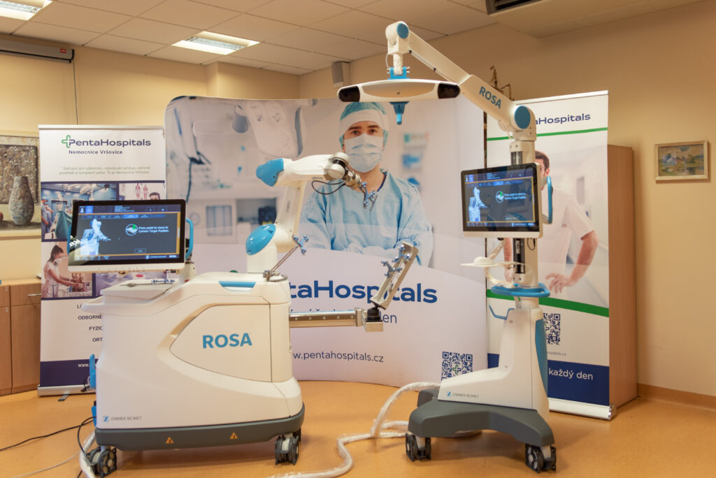 Jsme prvním pražským zařízením, které disponuje nejmodernější technologií pro operaci kolene ROSA - robotický ortopedický asistent. 